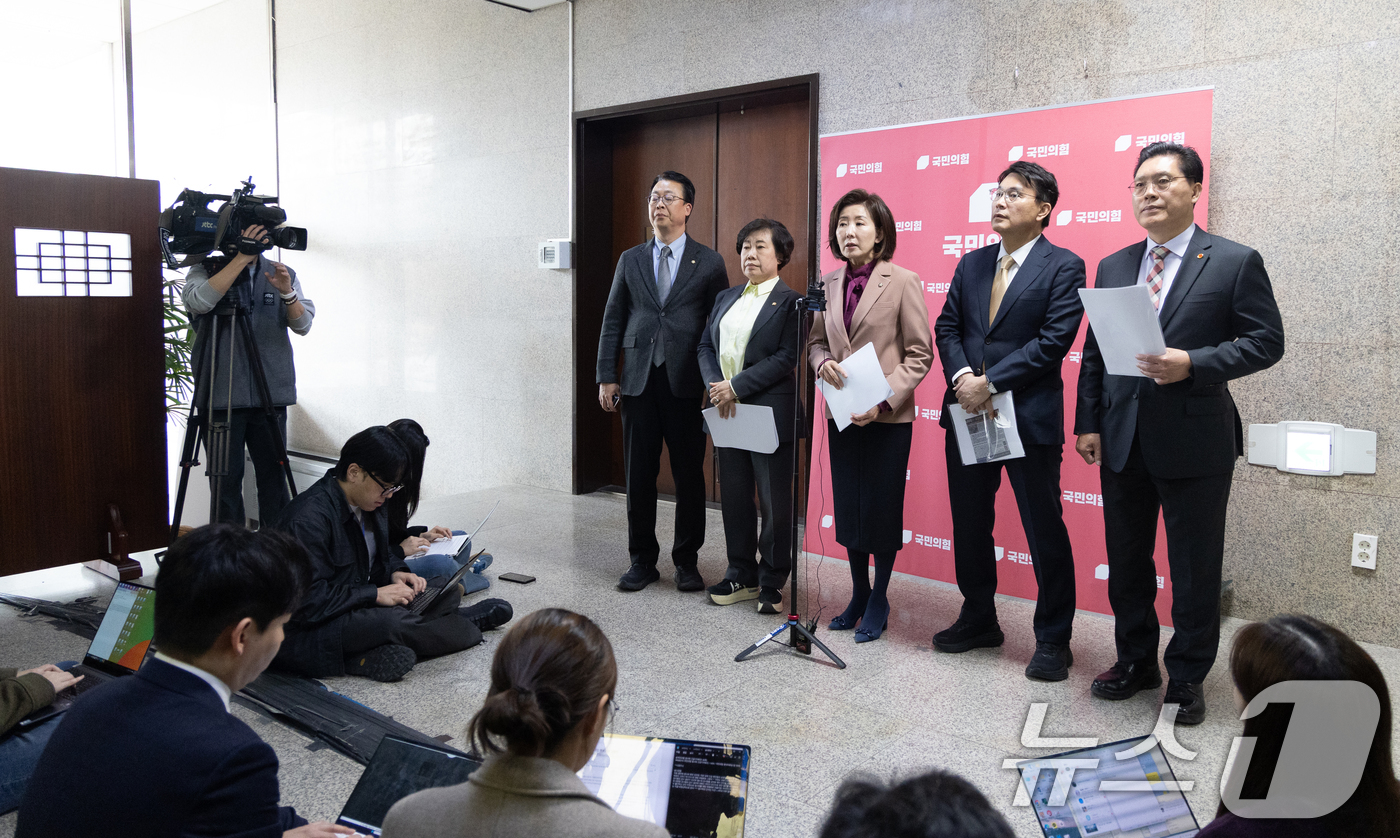 (서울=뉴스1) 이승배 기자 = 나경원 국민의힘 의원을 비롯한 법제사법위원들이 16일 서울 여의도 국회에서 법사위 현안 관련 기자회견을 하고 있다. 2026.3.16/뉴스1