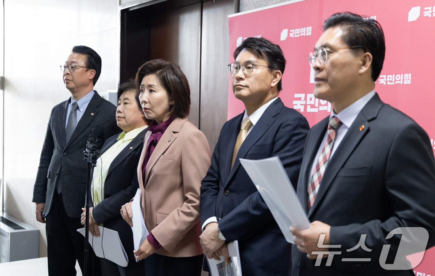 (서울=뉴스1) 이승배 기자 = 나경원 국민의힘 의원을 비롯한 법제사법위원들이 16일 서울 여의도 국회에서 법사위 현안 관련 기자회견을 하고 있다. 2026.3.16/뉴스1