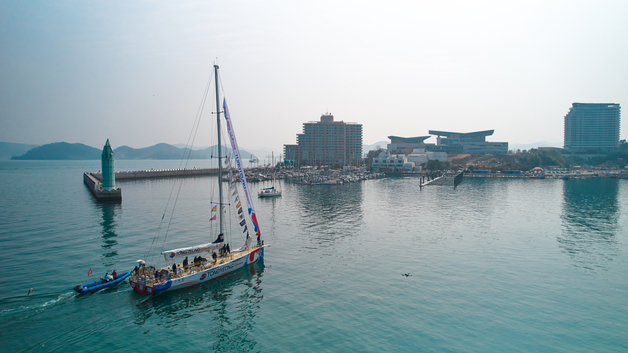 통영 도남항에 세계일주 요트 집결…기항지 행사 개막