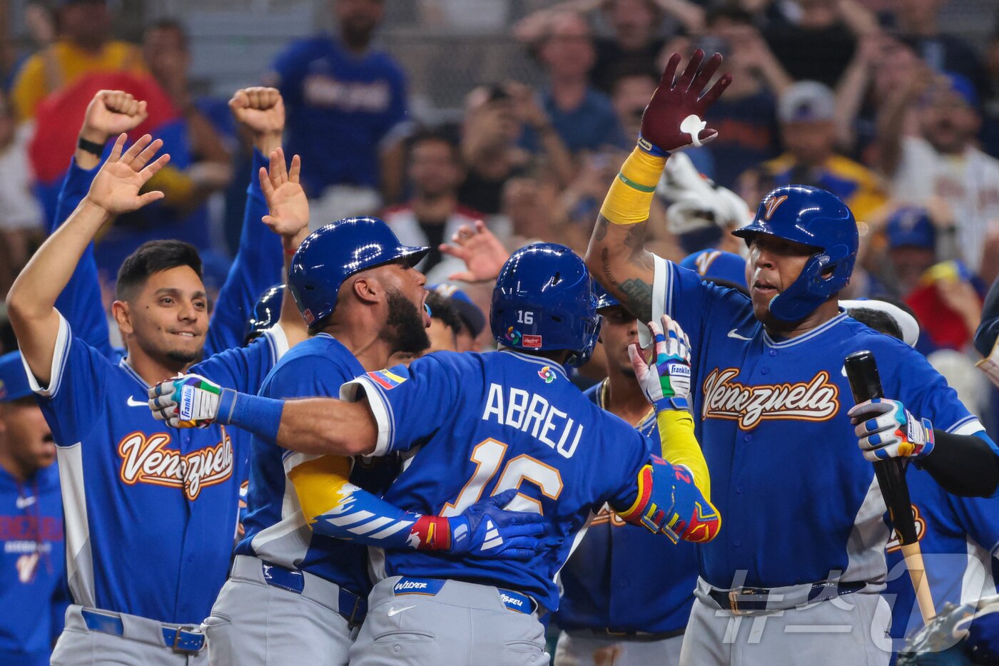본문 이미지 - 베네수엘라는 '디펜딩 챔피언' 일본을 꺾고 2026 WBC 4강에 올랐다. ⓒ 로이터=뉴스1