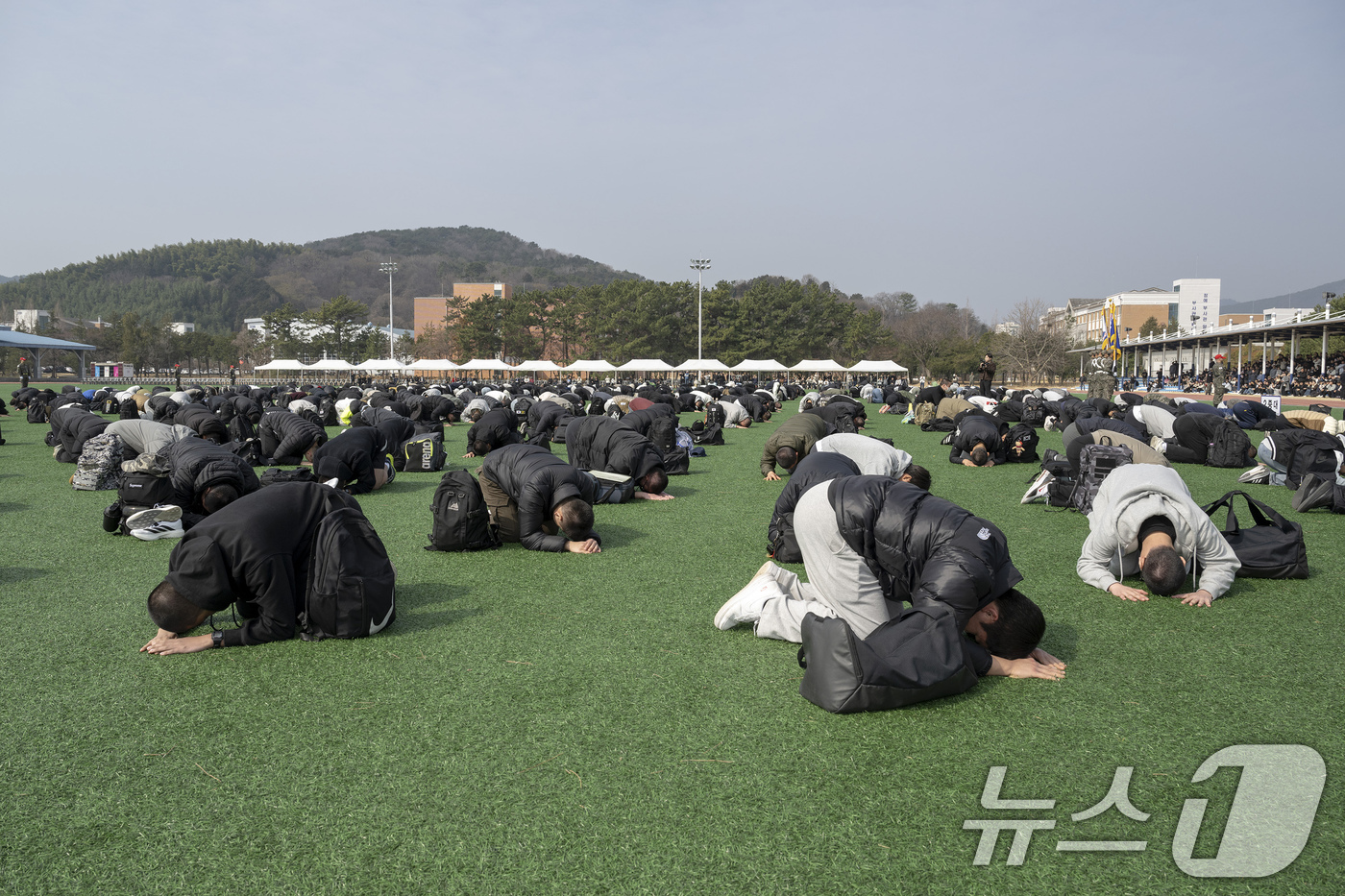 (창원=뉴스1) 윤일지 기자 = 16일 경남 창원 진해구 해군교육사령부에서 열린 '부사관 후보생 291기 입영식'에서 부모님께 큰절을 올리고 있다. (해군교육사령부 제공. 재판매 …