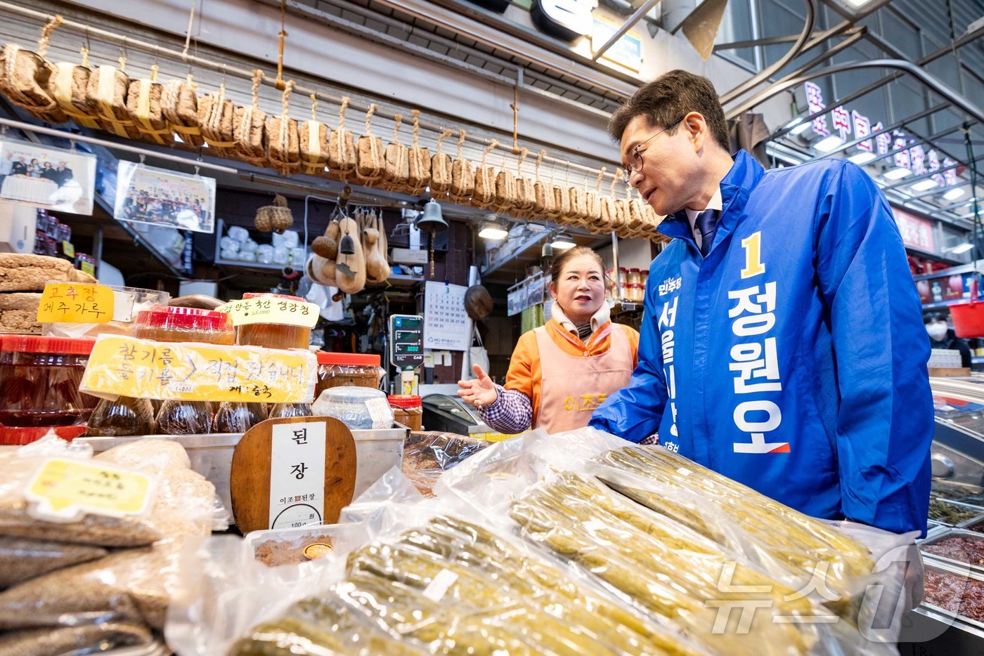 (서울=뉴스1) = 정원오 더불어민주당 서울시장 예비후보가 16일 오후 서울 남구로시장을 방문해 시장 상인과 대화를 나누고 있다. (정원오 캠프 제공. 재판매 및 DB 금지) 20 …