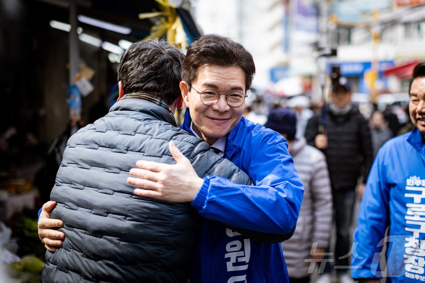 (서울=뉴스1) = 정원오 더불어민주당 서울시장 예비후보가 16일 오후 서울 남구로시장을 방문해 시민과 포옹을 하고 있다. (정원오 캠프 제공. 재판매 및 DB 금지) 2026.3 …