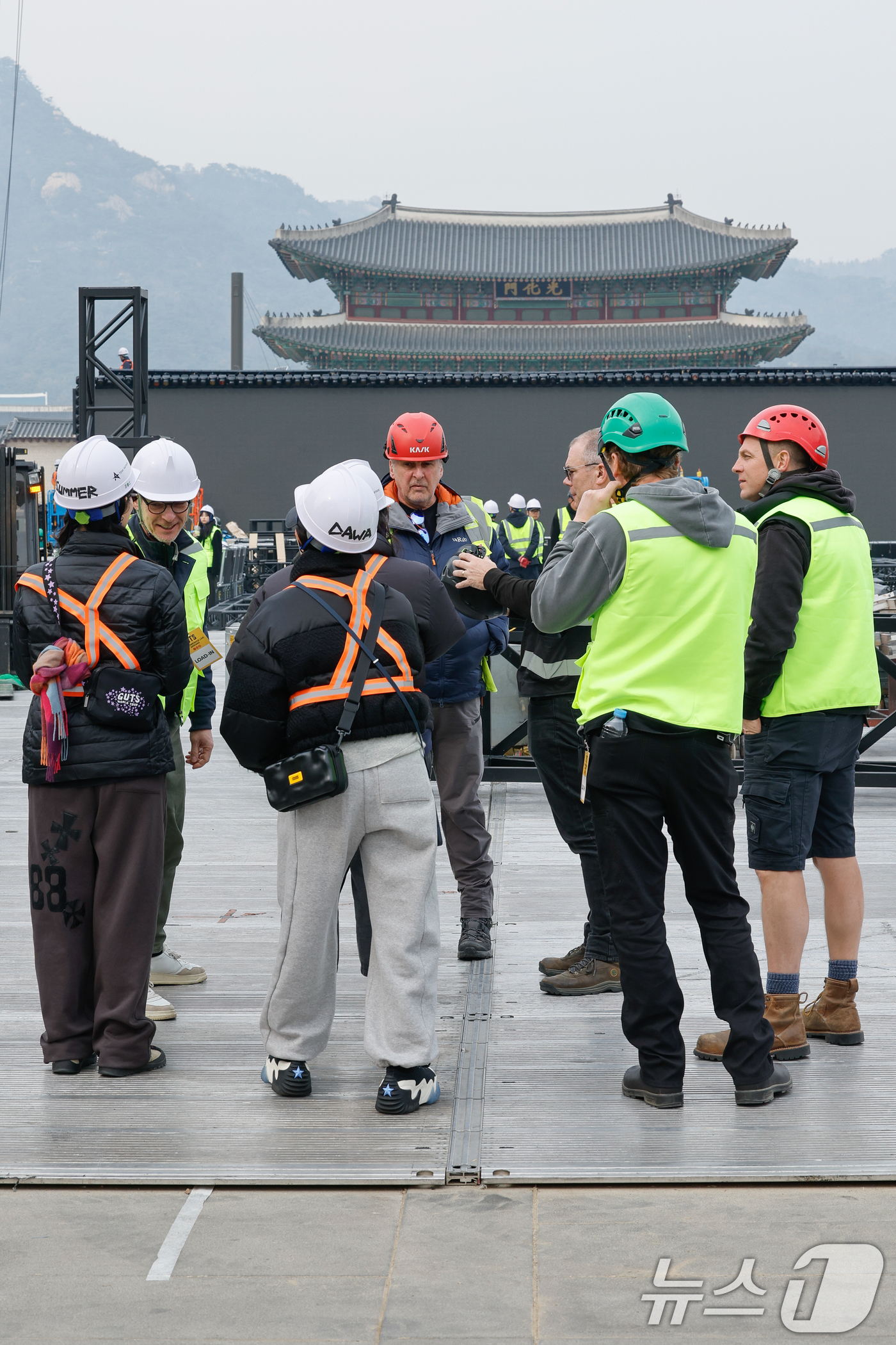 (서울=뉴스1) 안은나 기자 = BTS(방탄소년단) 컴백 라이브 ARIRANG(아리랑)을 앞둔 16일 서울 종로구 광화문 광장에서 스태프들이 무대 설치 현장을 살펴보고 있다. 20 …