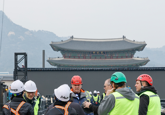 BTS 무대 살피는 외국인 스태프들