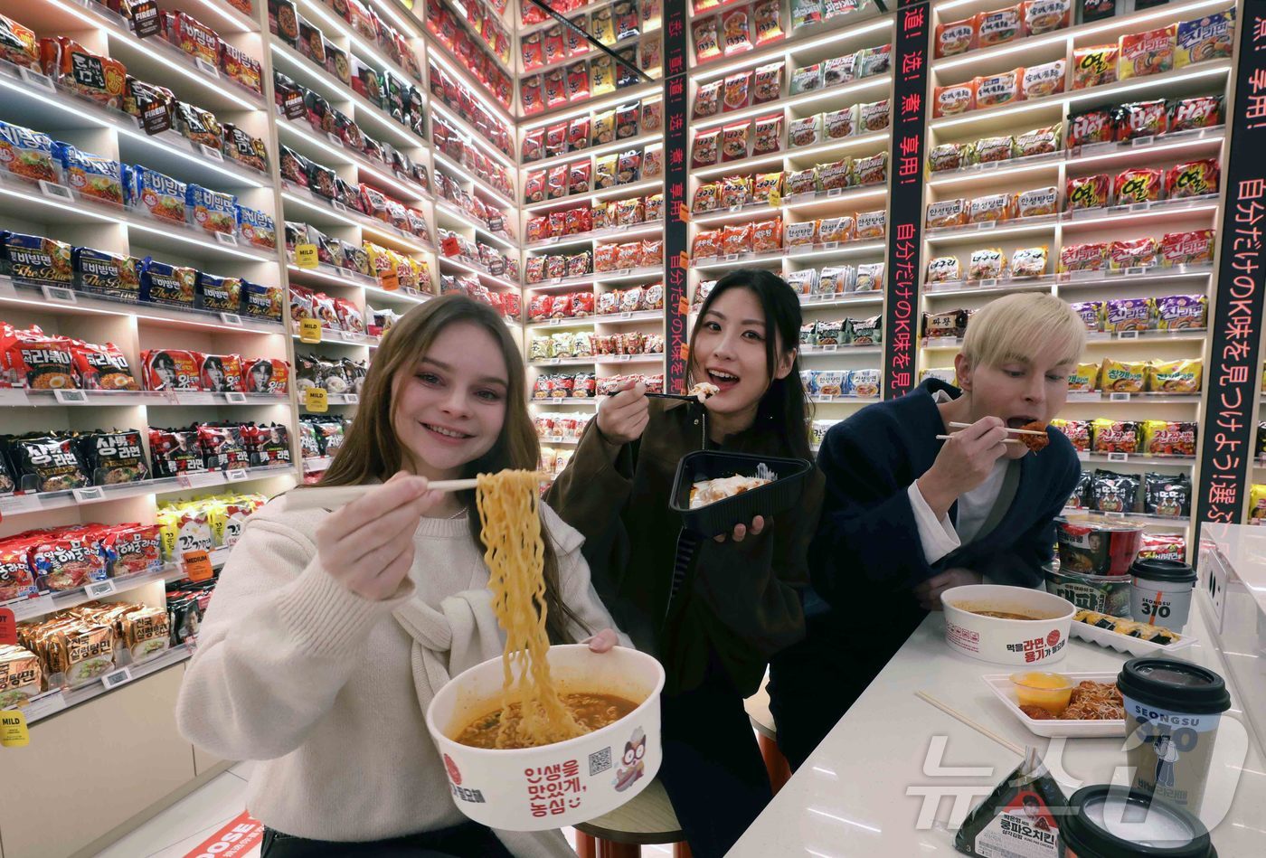 (서울=뉴스1) = 이마트24가 오는 18일 서울 명동에 K-콘텐츠를 한 공간에서 경험할 수 있는 특화 점포 'K-푸드랩 명동점'을 정식 오픈한다고 16일 밝혔다. 사진은 이마트2 …