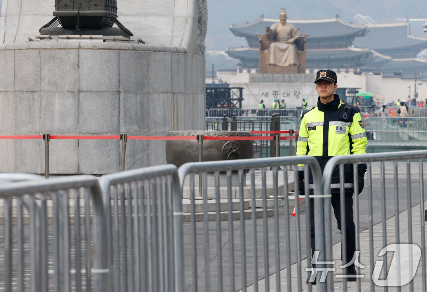(서울=뉴스1) 안은나 기자 = BTS(방탄소년단) 컴백 라이브 ARIRANG(아리랑)을 앞둔 16일 서울 종로구 광화문 광장에서 무대 설치가 한창인 가운데 경찰이 경계 근무를 서 …