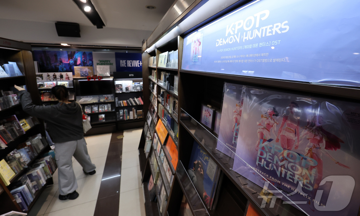 (서울=뉴스1) 김성진 기자 = 넷플릭스 애니메이션 '케이팝 데몬 헌터스'가 제98회 아카데미 시상식에서 주제가상과 장편 애니메이션상을 수상하며 2관왕에 오른 16일 서울 종로구 …