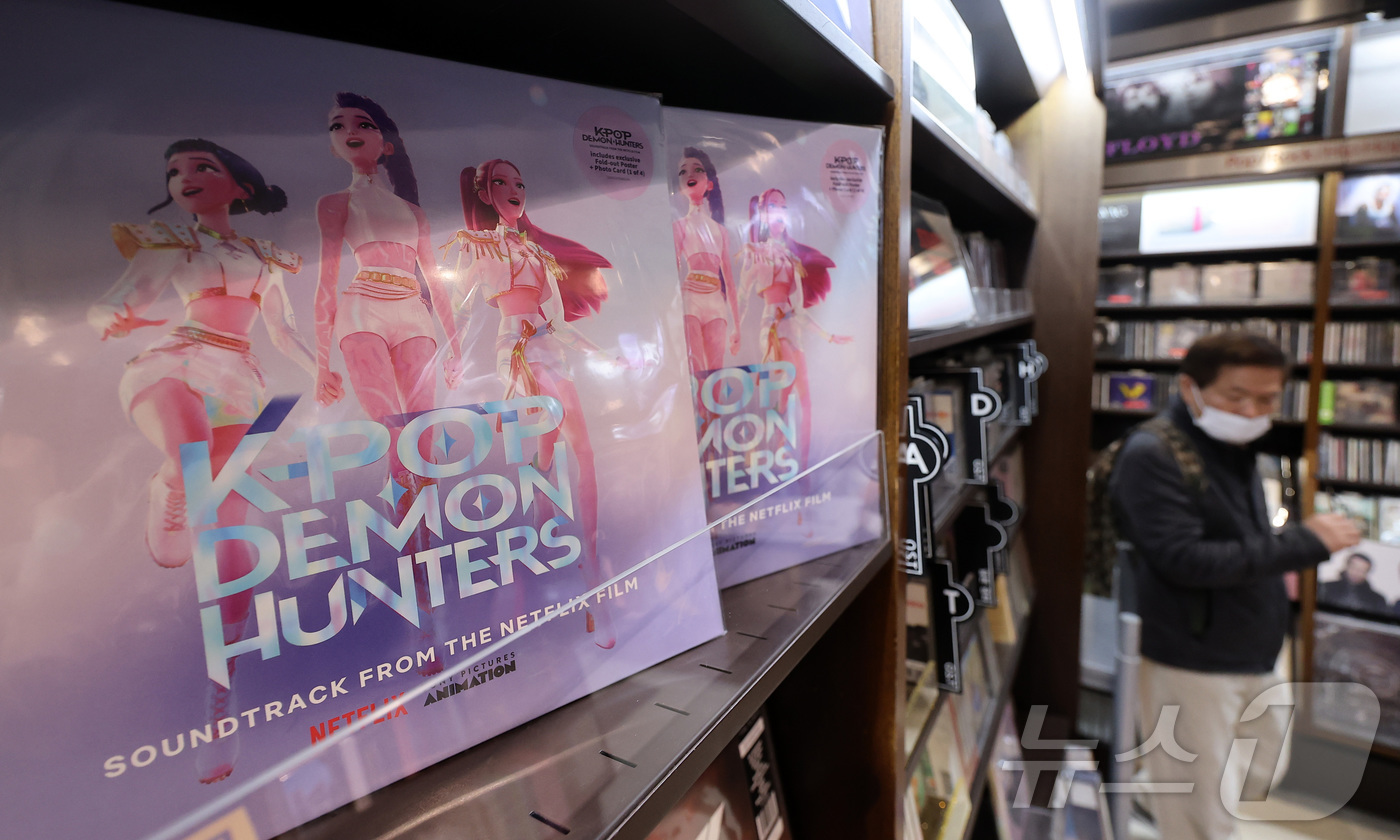 (서울=뉴스1) 김성진 기자 = 넷플릭스 애니메이션 '케이팝 데몬 헌터스'가 제98회 아카데미 시상식에서 주제가상과 장편 애니메이션상을 수상하며 2관왕에 오른 16일 서울 종로구 …