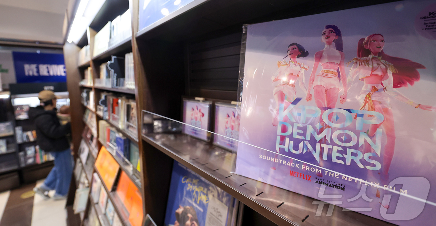 (서울=뉴스1) 김성진 기자 = 넷플릭스 애니메이션 '케이팝 데몬 헌터스'가 제98회 아카데미 시상식에서 주제가상과 장편 애니메이션상을 수상하며 2관왕에 오른 16일 서울 종로구 …