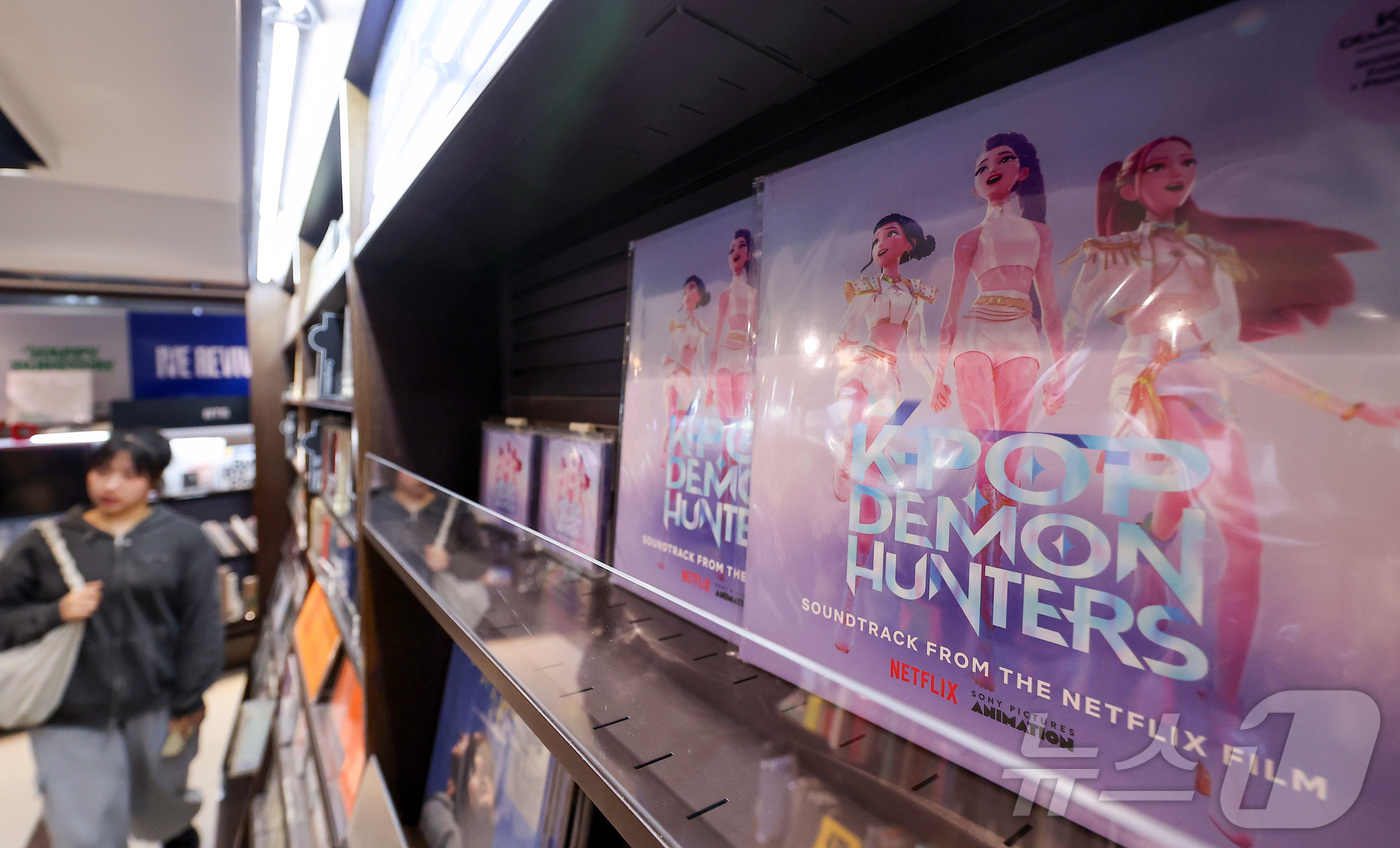 (서울=뉴스1) 김성진 기자 = 넷플릭스 애니메이션 '케이팝 데몬 헌터스'가 제98회 아카데미 시상식에서 주제가상과 장편 애니메이션상을 수상하며 2관왕에 오른 16일 서울 종로구 …