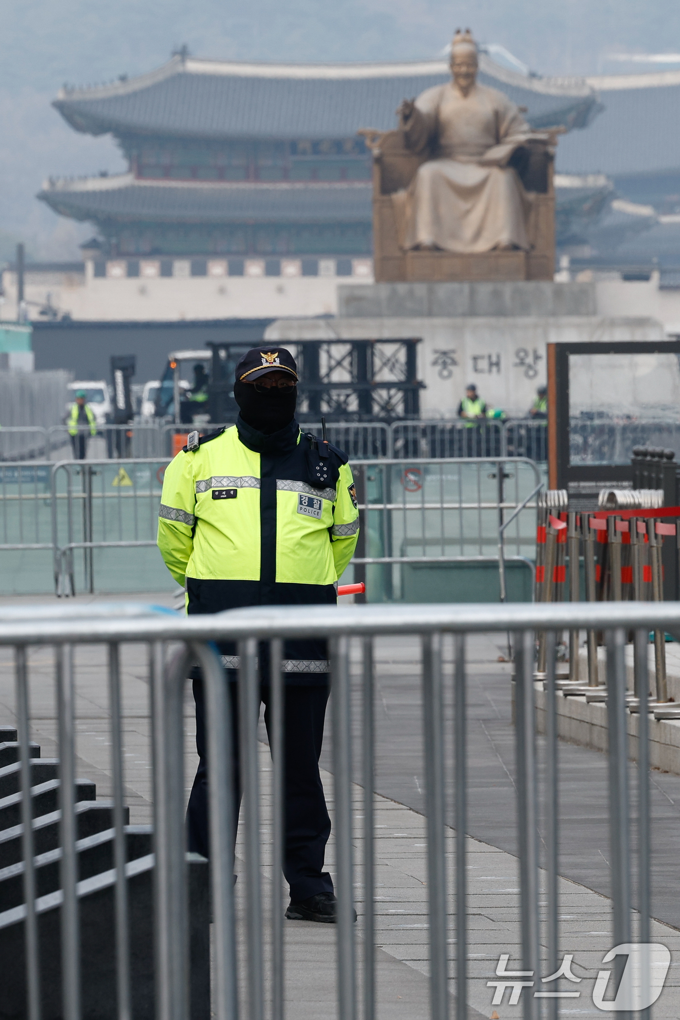 (서울=뉴스1) 안은나 기자 = BTS(방탄소년단) 컴백 라이브 ARIRANG(아리랑)을 앞둔 16일 서울 종로구 광화문 광장에서 무대 설치가 한창인 가운데 경찰이 경계 근무를 서 …