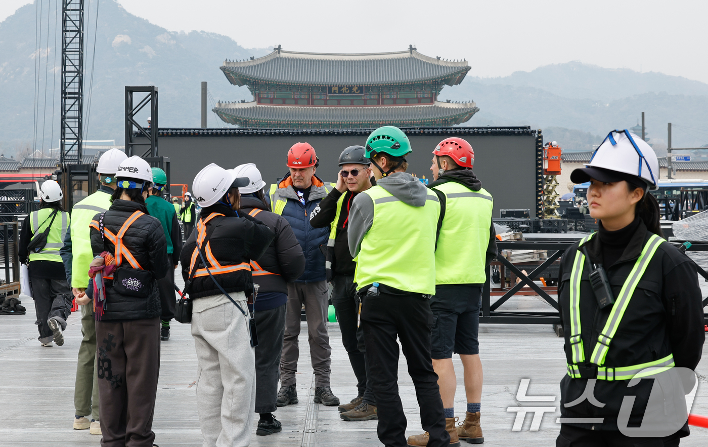 (서울=뉴스1) 안은나 기자 = BTS(방탄소년단) 컴백 라이브 ARIRANG(아리랑)을 앞둔 16일 서울 종로구 광화문 광장에서 스태프들이 무대 설치 현장을 살펴보고 있다. 20 …