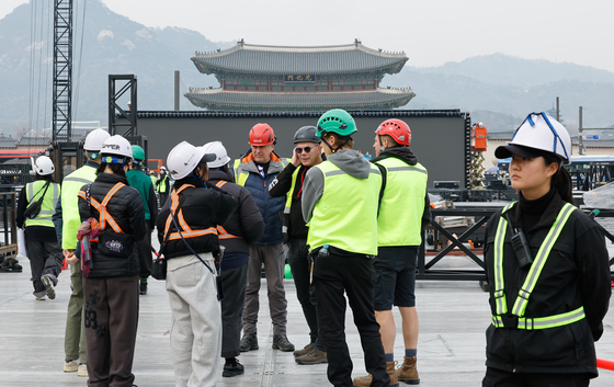 BTS 무대 현장 살피는 외국인 스태프들