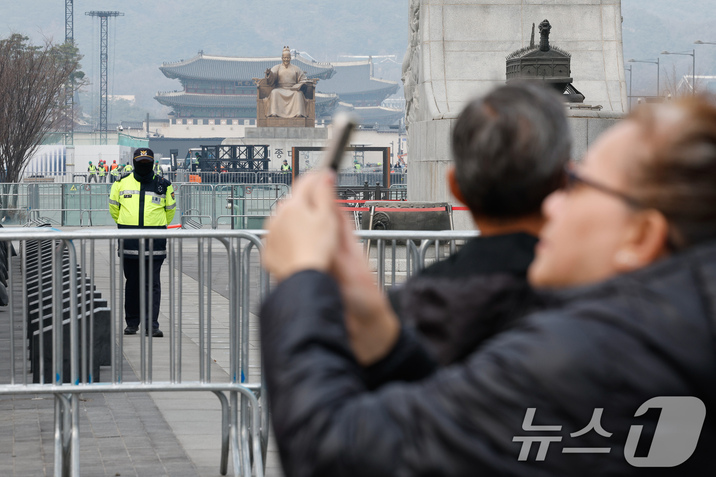 (서울=뉴스1) 안은나 기자 = BTS(방탄소년단) 컴백 라이브 ARIRANG(아리랑)을 앞둔 16일 서울 종로구 광화문 광장에서 무대 설치가 한창인 가운데 경찰이 경계 근무를 서 …