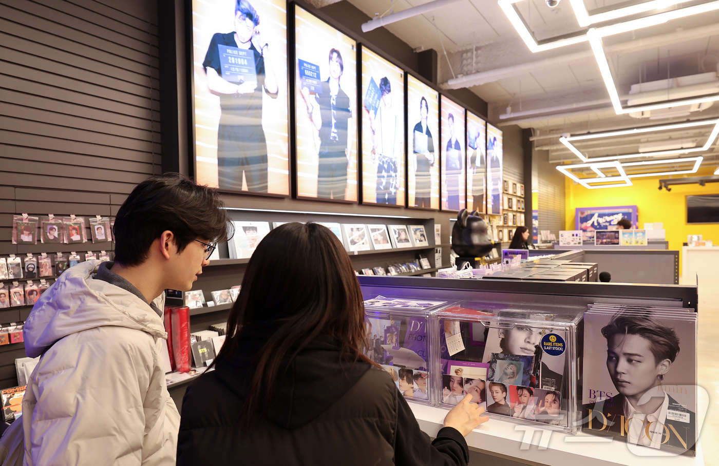 (서울=뉴스1) 김성진 기자 = 방탄소년단(BTS)의 컴백 공연을 닷새 앞둔 16일 서울 명동의 한 K팝 굿즈 판매점에서 외국인 팬이 BTS 관련 상품을 고르고 있다.약 3년 9개 …