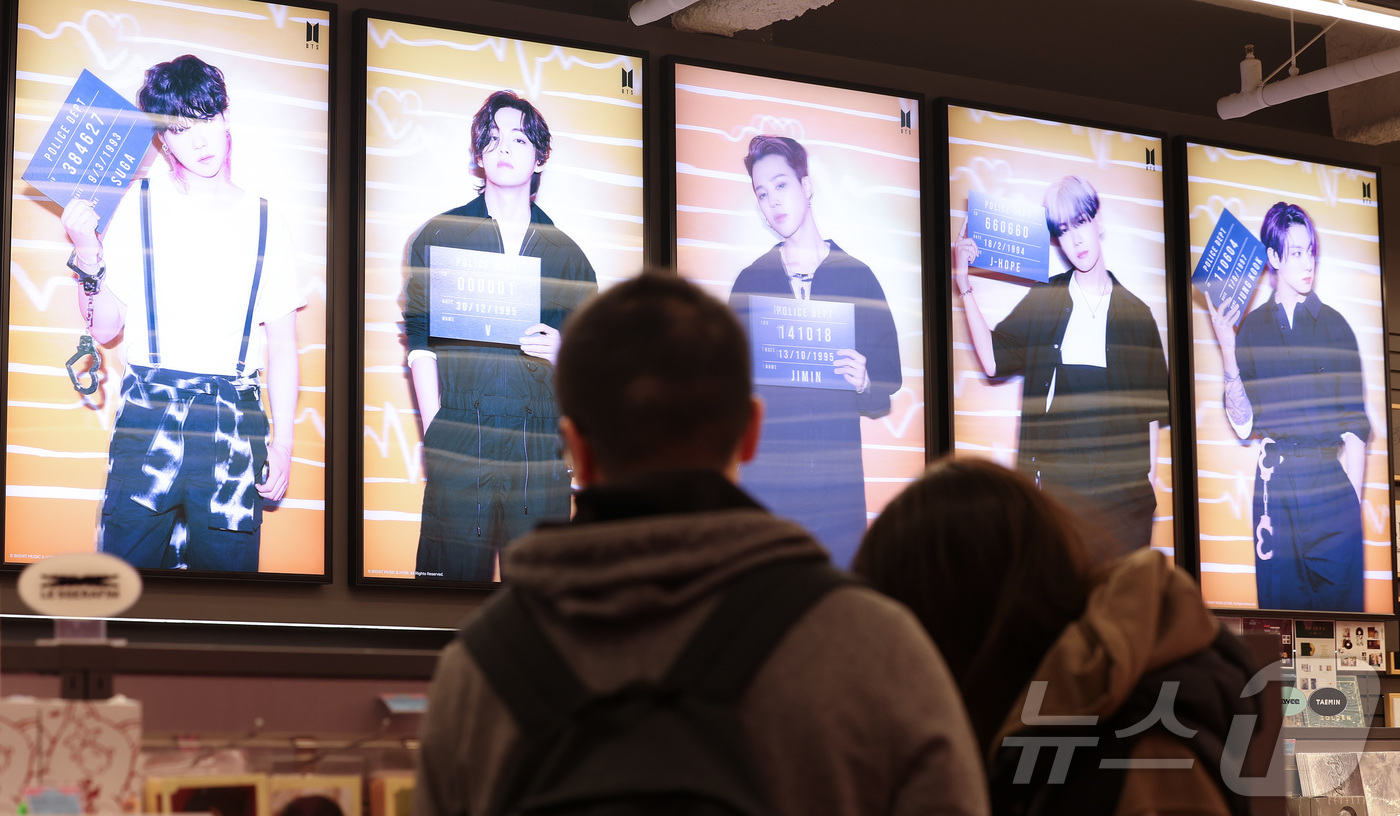 (서울=뉴스1) 김성진 기자 = 방탄소년단(BTS)의 컴백 공연을 닷새 앞둔 16일 서울 명동의 한 K팝 굿즈 판매점에서 외국인 팬이 BTS 관련 상품을 고르고 있다.약 3년 9개 …