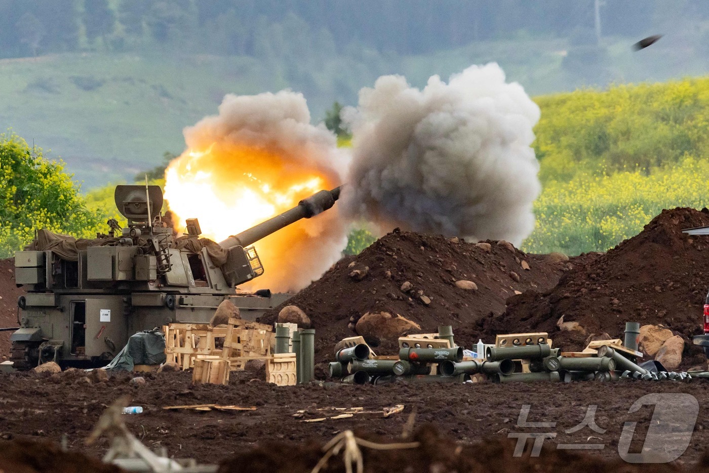 (이스라엘 레바논 국경지 AFP=뉴스1) 권영미 기자 = 2026년 3월 15일 이스라엘 북부 갈릴리 상부 지역에서 이스라엘 자주포가 남부 레바논을 향해 포탄을 발사하고 있다.20 …