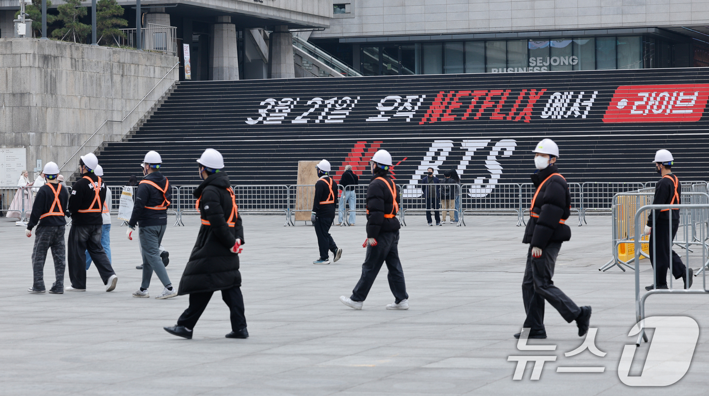 (서울=뉴스1) 안은나 기자 = BTS(방탄소년단) 컴백 라이브 ARIRANG(아리랑)을 앞둔 16일 서울 종로구 광화문 광장에서 무대 설치 관련 스태프들이 이동하고 있다. 202 …