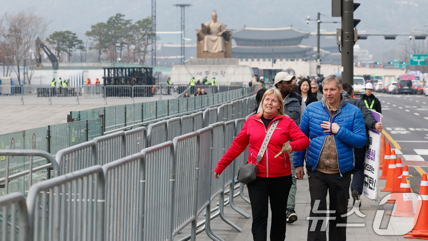 (서울=뉴스1) 안은나 기자 = BTS(방탄소년단) 컴백 라이브 ARIRANG(아리랑)을 앞둔 16일 서울 종로구 광화문 광장이 무대 설치 준비로 인해 통제되고 있다. 2026.3 …