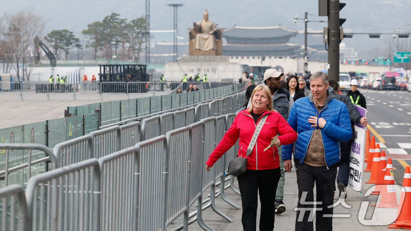 본문 이미지 - BTS(방탄소년단) 컴백 라이브 ARIRANG(아리랑)을 앞둔 16일 서울 종로구 광화문 광장이 무대 설치 준비로 인해 통제되고 있다. 2026.3.16 ⓒ 뉴스1 안은나 기자
