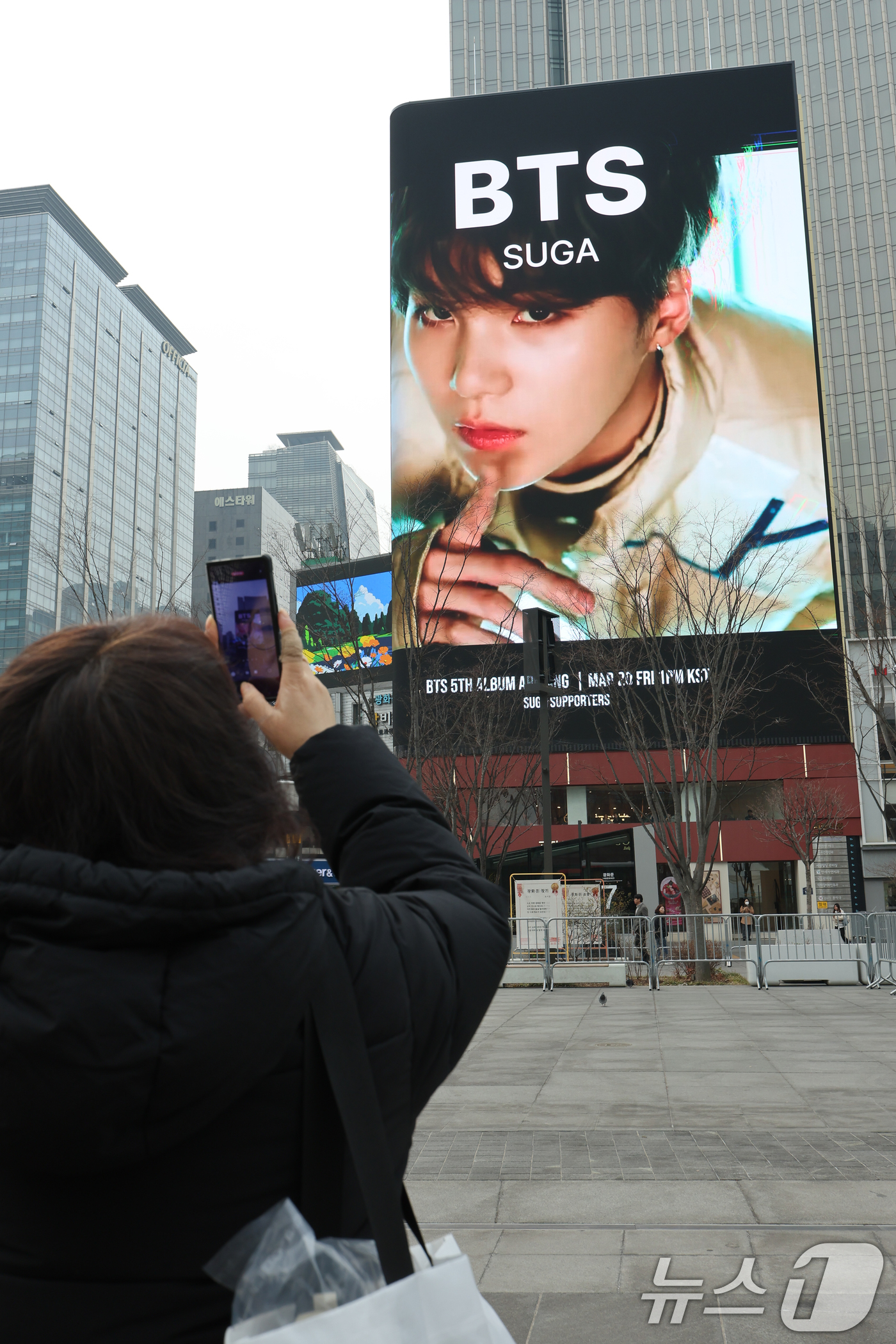 (서울=뉴스1) 안은나 기자 = BTS(방탄소년단) 컴백 라이브 ARIRANG(아리랑)을 앞둔 16일 서울 종로구 광화문 광장에서 한 팬이 관련 광고를 촬영하고 있다. 2026.3 …