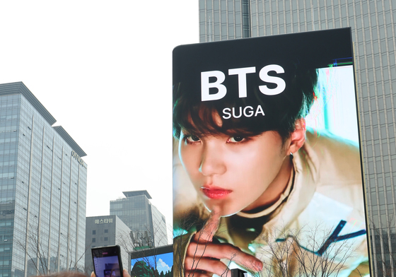 아미, BTS 컴백 광고 '찰칵'