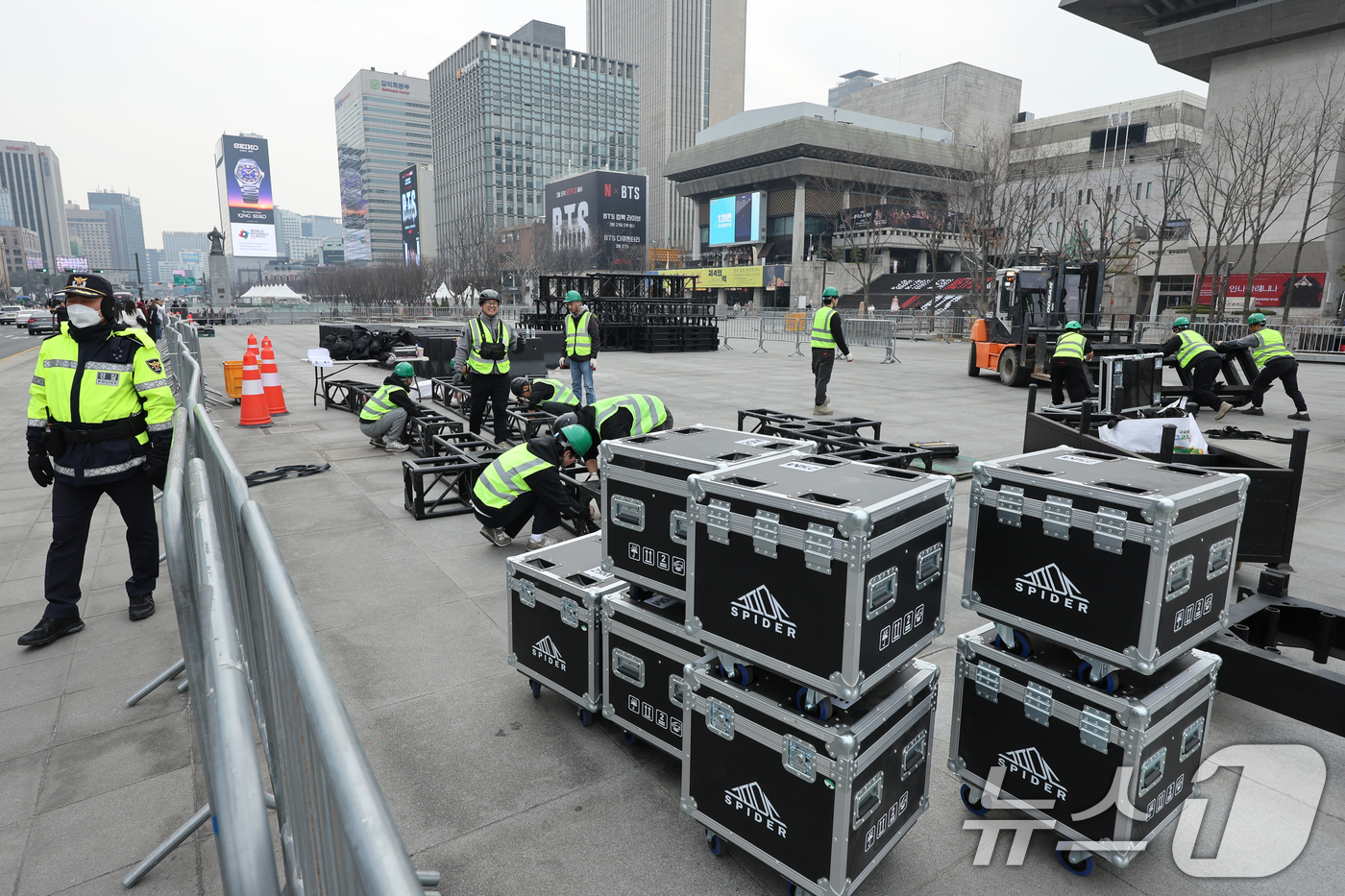 (서울=뉴스1) 안은나 기자 = BTS(방탄소년단) 컴백 라이브 ARIRANG(아리랑)을 앞둔 16일 서울 종로구 광화문 광장이 무대 설치 준비로 인해 통제되고 있다. 2026.3 …