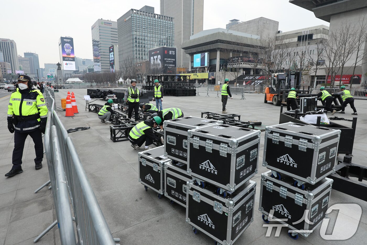 본문 이미지 - BTS(방탄소년단) 컴백 라이브 ARIRANG(아리랑)을 앞둔 16일 서울 종로구 광화문 광장이 무대 설치 준비로 인해 통제되고 있다. 2026.3.16 ⓒ 뉴스1 안은나 기자