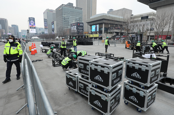BTS 컴백 무대 설치로 통제된 광화문 일대