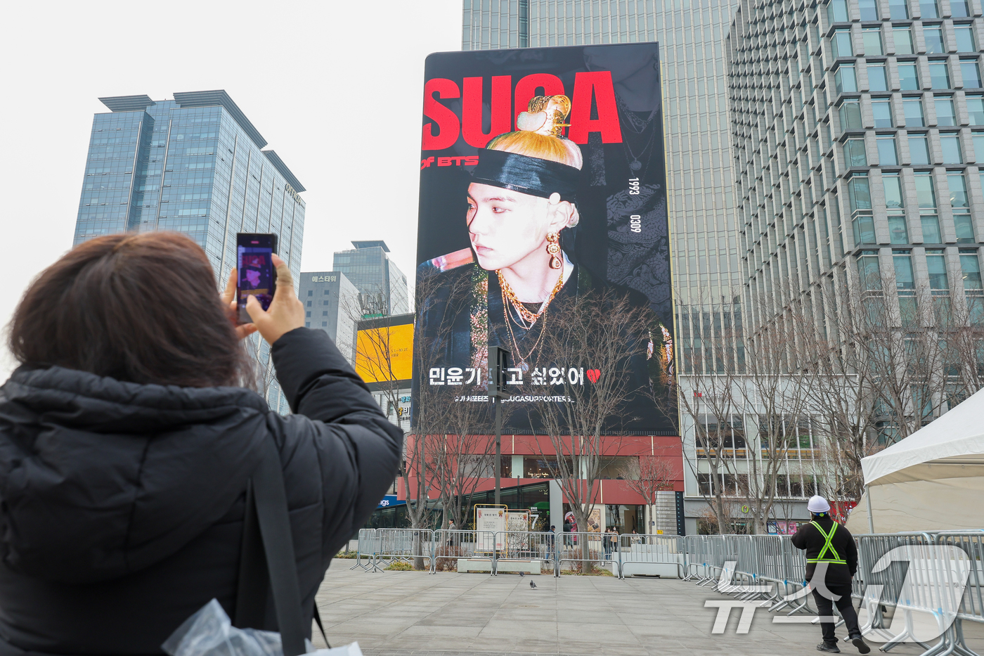 (서울=뉴스1) 안은나 기자 = BTS(방탄소년단) 컴백 라이브 ARIRANG(아리랑)을 앞둔 16일 서울 종로구 광화문 광장에서 한 팬이 관련 광고를 촬영하고 있다. 2026.3 …