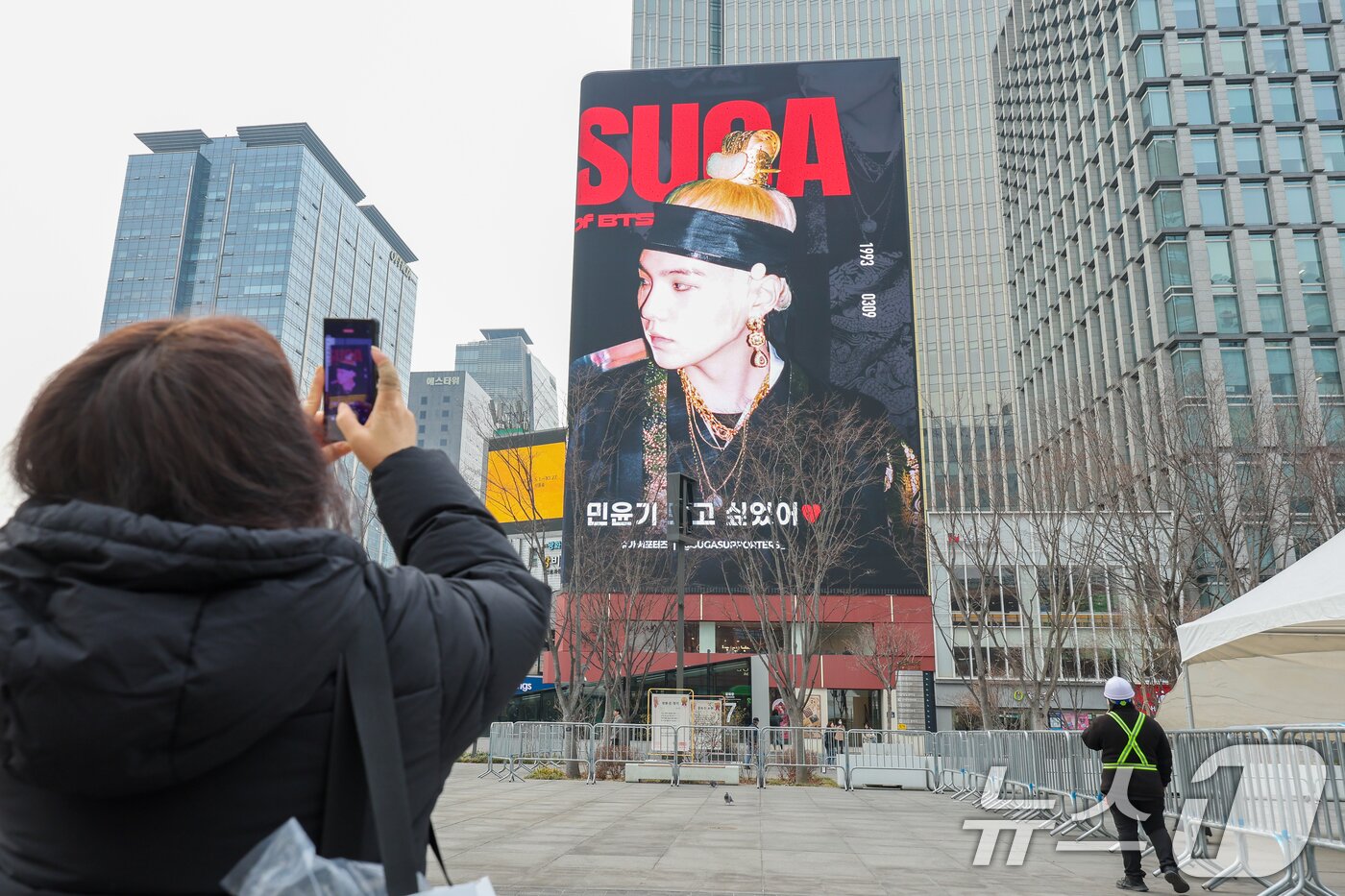 본문 이미지 - BTS(방탄소년단) 컴백 라이브 ARIRANG(아리랑)을 앞둔 16일 서울 종로구 광화문 광장에서 한 팬이 관련 광고를 촬영하고 있다. 2026.3.16 ⓒ 뉴스1 안은나 기자