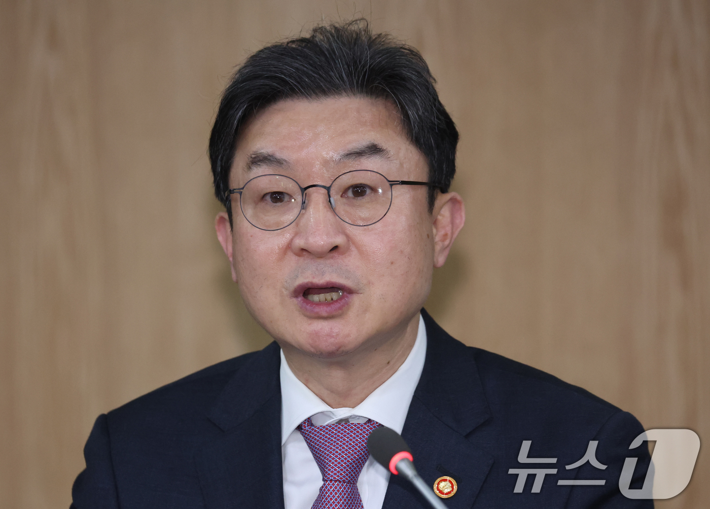 (서울=뉴스1) 김명섭 기자 = 이억원 금융위원장이 16일 서울 종로구 생명보험교육문화센터에서 열린 소상공인·취약계층을 위한 무료 상생보험 지원사업 업무혁약식에서 모두 발언을 하고 …