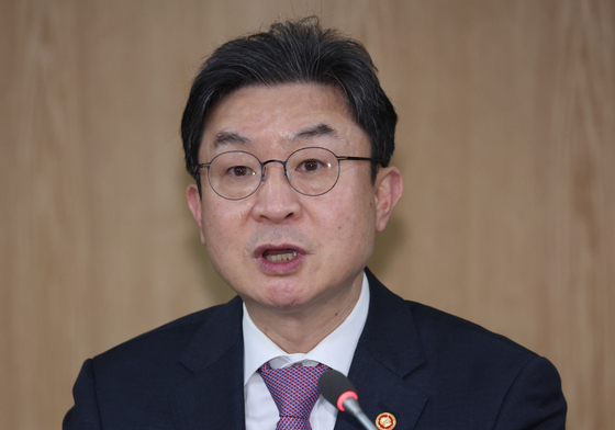 소상공인·취약계층을 위한 무료 상생보험 관련 발언하는 이억원