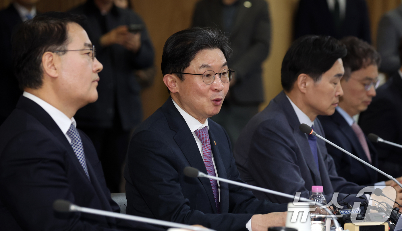 (서울=뉴스1) 김명섭 기자 = 이억원 금융위원장이 16일 서울 종로구 생명보험교육문화센터에서 열린 소상공인·취약계층을 위한 무료 상생보험 지원사업 업무혁약식에서 모두 발언을 하고 …