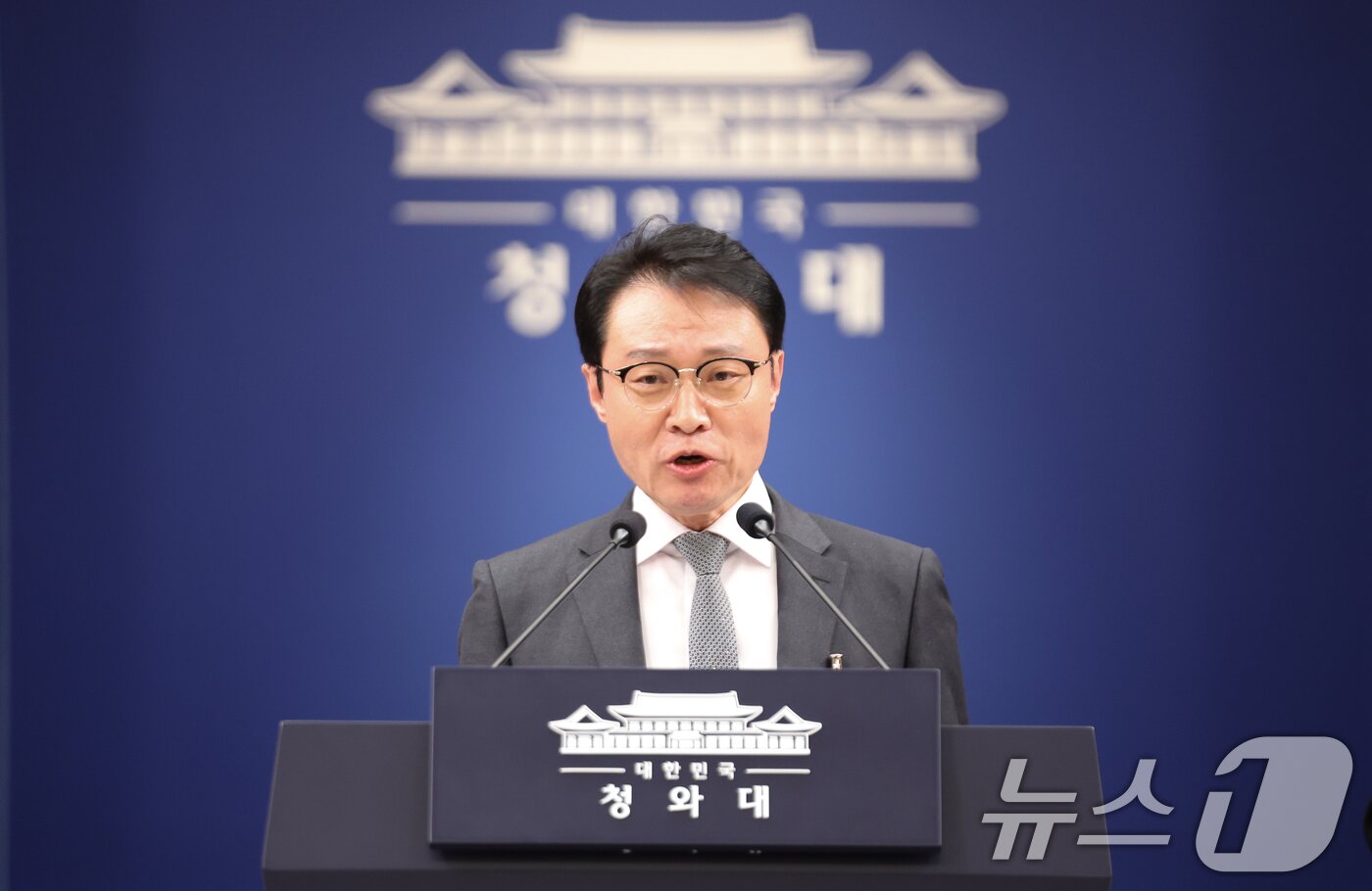 본문 이미지 - 이규연 홍보소통수석이 16일 청와대 춘추관에서 스토킹 범죄 대응 관련 브리핑을 하고 있다. 2026.3.16 ⓒ 뉴스1 허경 기자