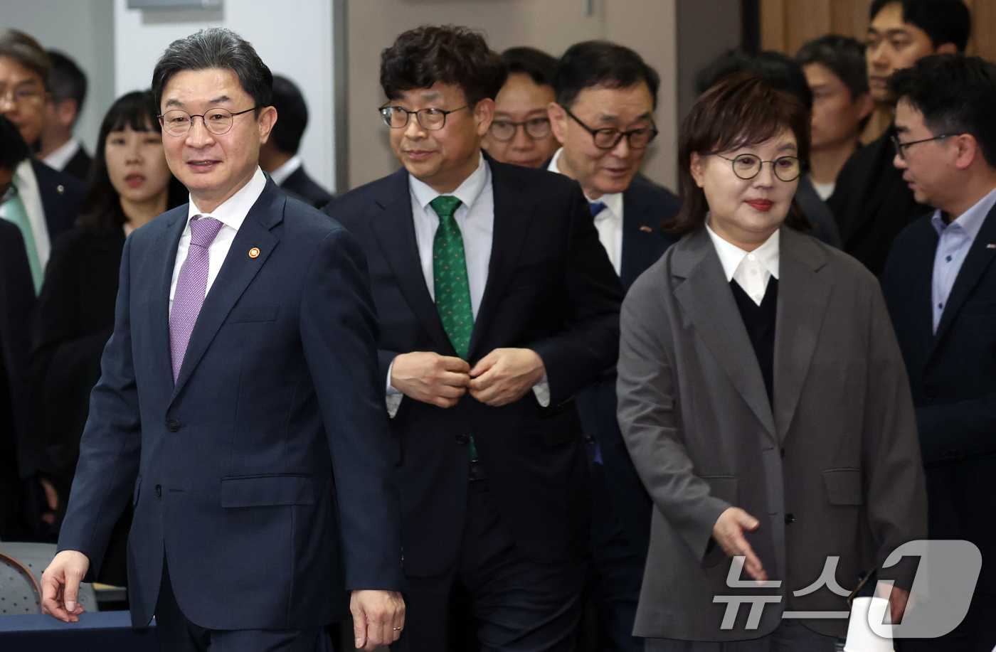 (서울=뉴스1) 김명섭 기자 = 이억원 금융위원장 등 참석자들이 16일 서울 종로구 생명보험교육문화센터에서 열린 소상공인·취약계층을 위한 무료 상생보험 지원사업 업무혁약식에 입장하 …