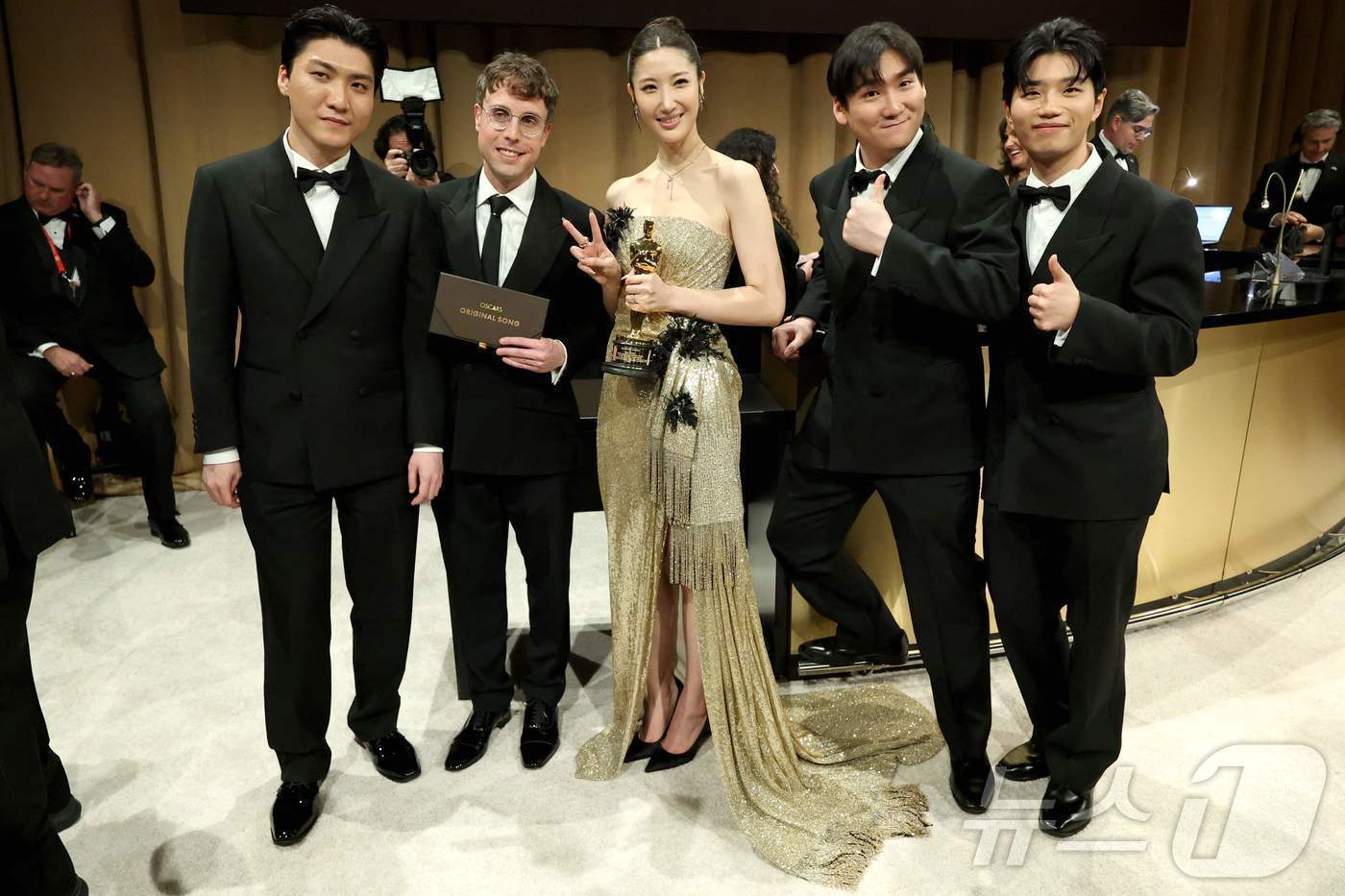 본문 이미지 - '케이팝 데몬 헌터스'로 아카데미 주제가상을 수상한 뮤지션들 ⓒ AFP=뉴스1