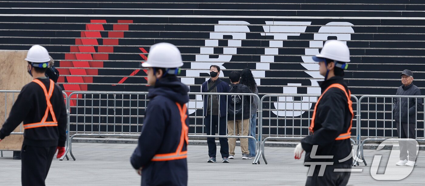 본문 이미지 - BTS(방탄소년단) 컴백 라이브 ARIRANG(아리랑)을 앞둔 16일 서울 종로구 광화문 광장이 무대 설치로 통제된 가운데 스태프들이 이동하고 있다. 2026.3.16 ⓒ 뉴스1 안은나 기자