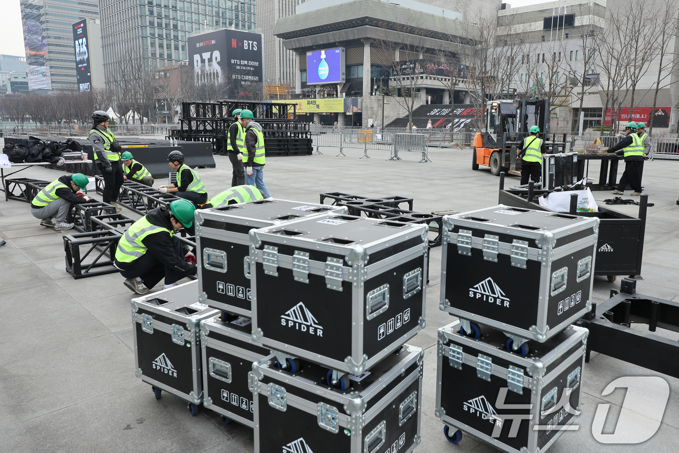 (서울=뉴스1) 안은나 기자 = BTS(방탄소년단) 컴백 라이브 ARIRANG(아리랑)을 앞둔 16일 서울 종로구 광화문 광장이 무대 설치 준비로 인해 통제되고 있다. 2026.3 …