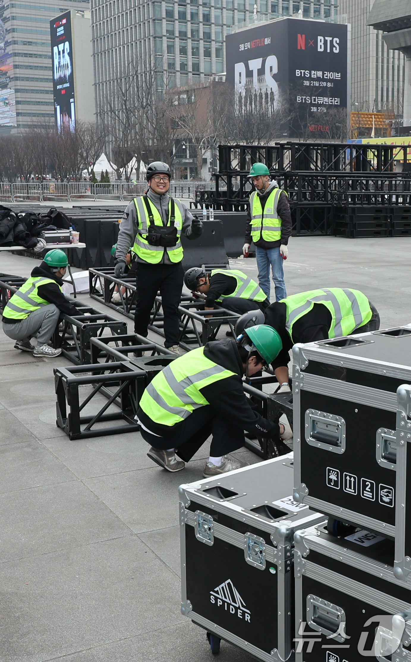 (서울=뉴스1) 안은나 기자 = BTS(방탄소년단) 컴백 라이브 ARIRANG(아리랑)을 앞둔 16일 서울 종로구 광화문 광장이 무대 설치 준비로 인해 통제되고 있다. 2026.3 …
