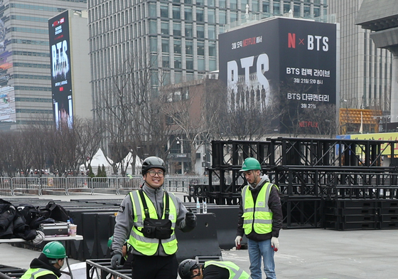 BTS 컴백 무대 설치로 통제된 광화문 일대