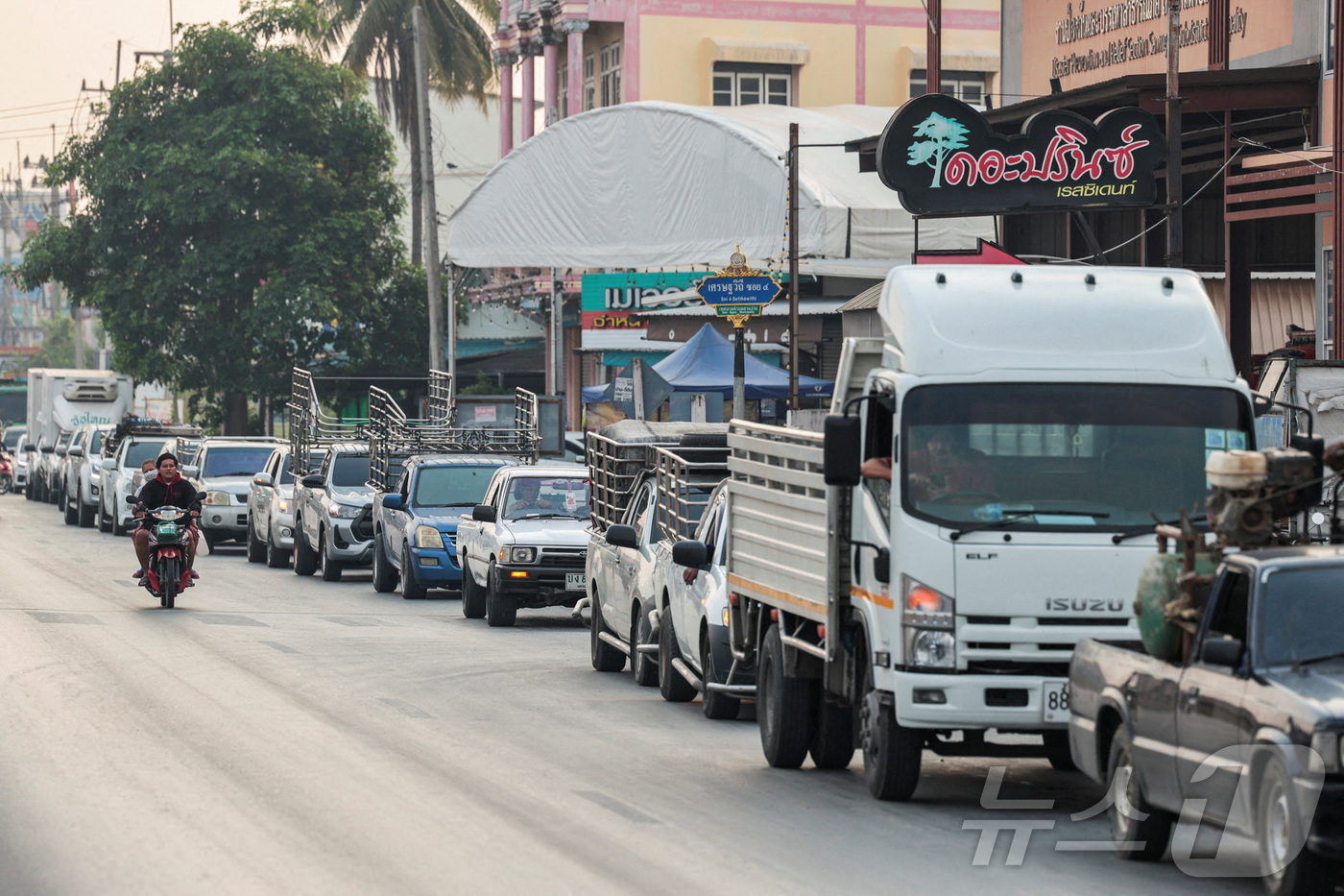 (나콘파톰 로이터=뉴스1) 권영미 기자 = 2026년 3월 16일 태국 방콕 외곽 나콘파톰 주에서 운전자들이 차량에 연료를 주입하기 위해 주유소 앞 도로에 줄지어 서 있다. 202 …