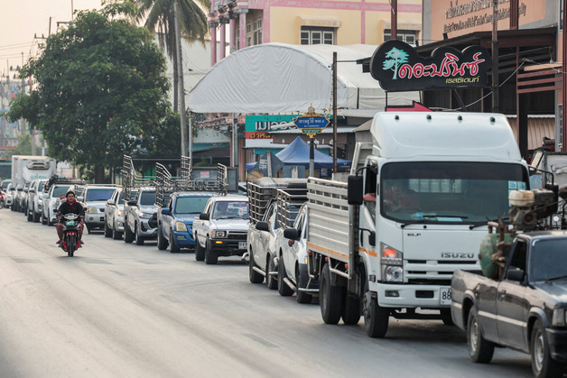 [포토] 차량 줄지어 선 태국 방콕의 주유소 앞