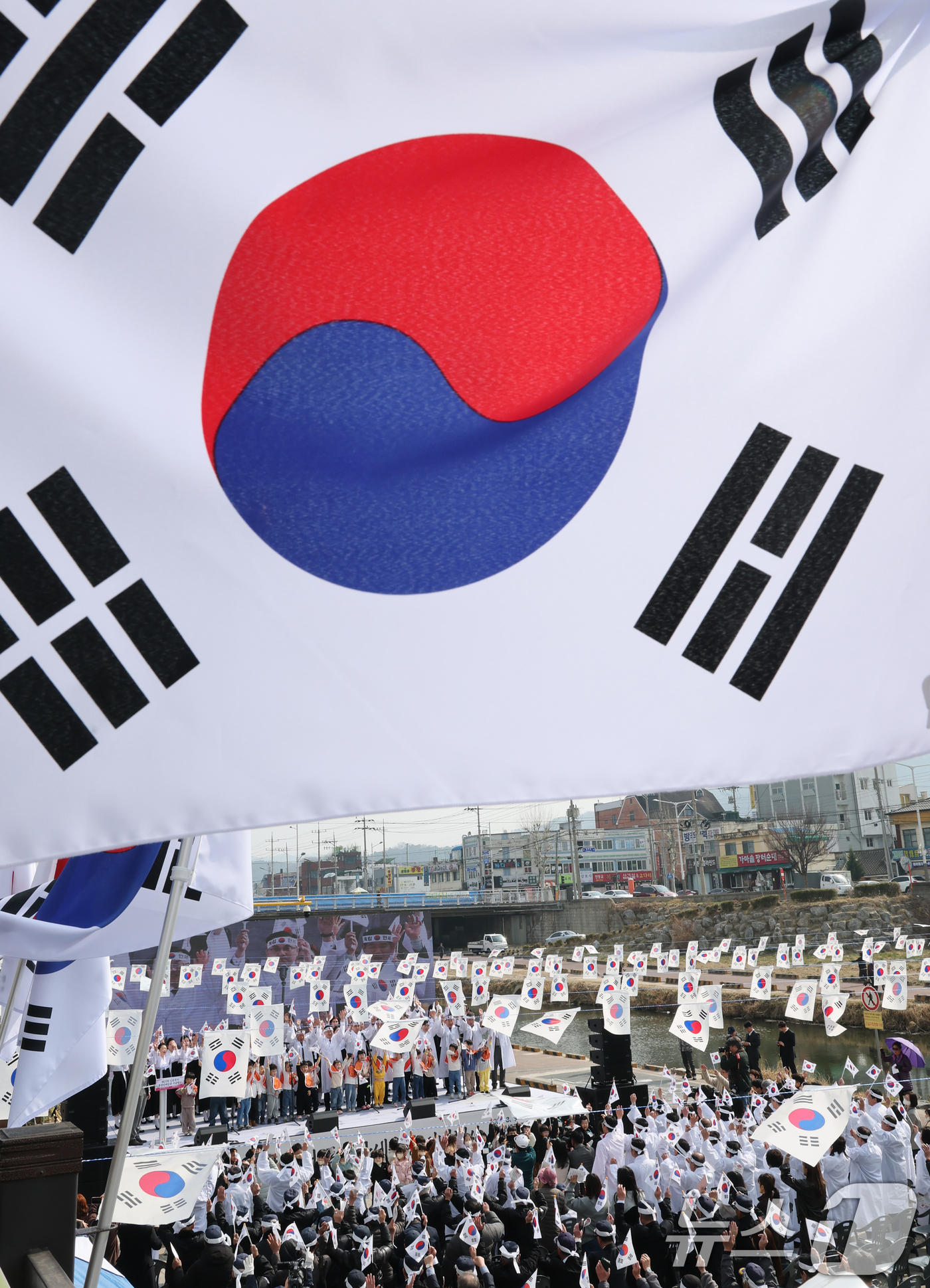 (대전=뉴스1) 김기태 기자 = 이장우 대전시장이 16일 대전 동구 인동만세로광장에서 열린 제23회 인동장터 독립만세운동 기념행사에서 참석자들과 만세삼창을 하고 있다.  2026. …