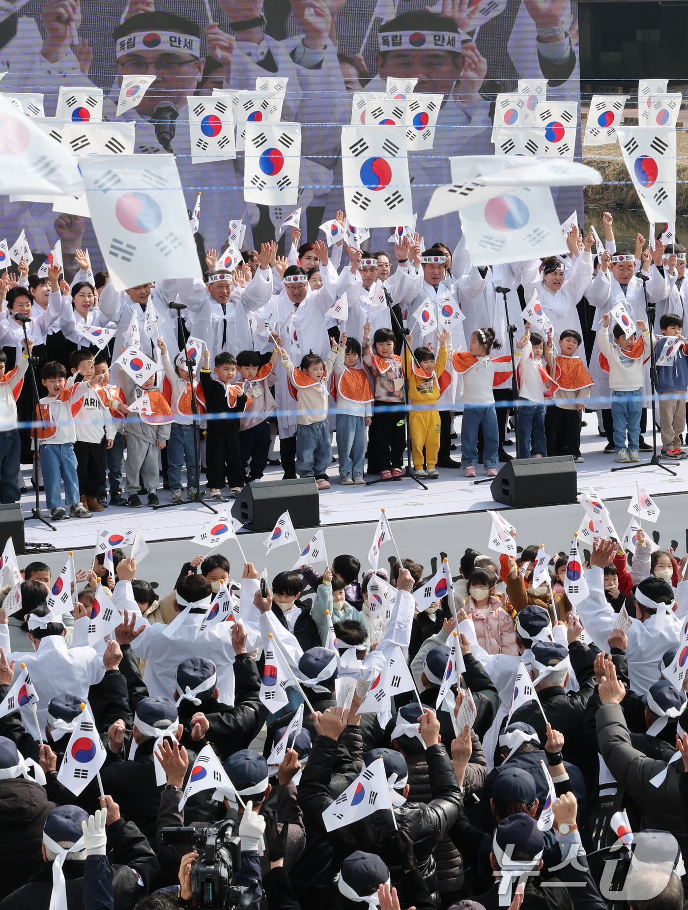 (대전=뉴스1) 김기태 기자 = 이장우 대전시장이 16일 대전 동구 인동만세로광장에서 열린 제23회 인동장터 독립만세운동 기념행사에서 참석자들과 만세삼창을 하고 있다.  2026. …