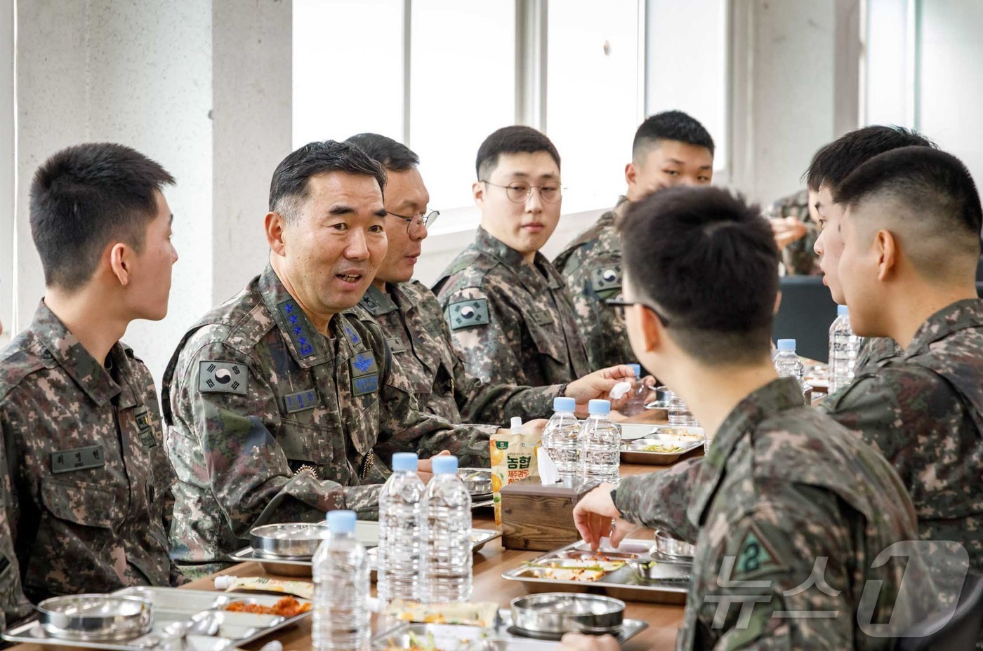 (서울=뉴스1) = 진영승 합참의장이 16일 육군 제2작전사령부를 방문해 장병들과 함께 식사하며 격려하고 있다.  (합동참모본부 제공. 재판매 및 DB 금지) 2026.3.16/뉴 …