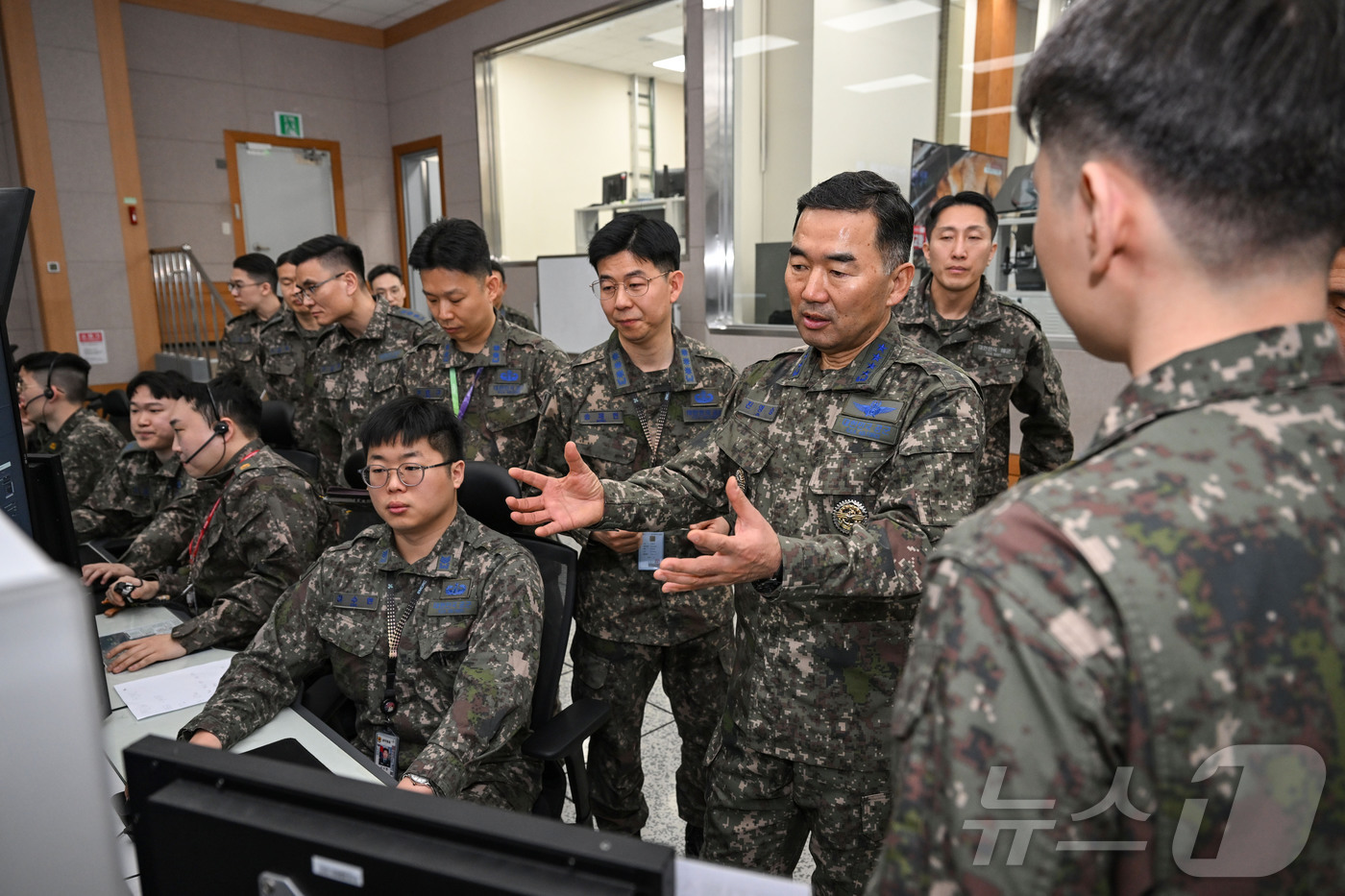(서울=뉴스1) = 진영승 합참의장이 16일 육군 제2작전사령부를 방문해 작전 지도를 하고 있다. (합동참모본부 제공. 재판매 및 DB 금지) 2026.3.16/뉴스1
