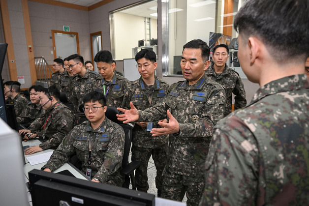 합참의장 "적의 어떠한 도발에도 압도적 대응"…2작전사·11전비 방문