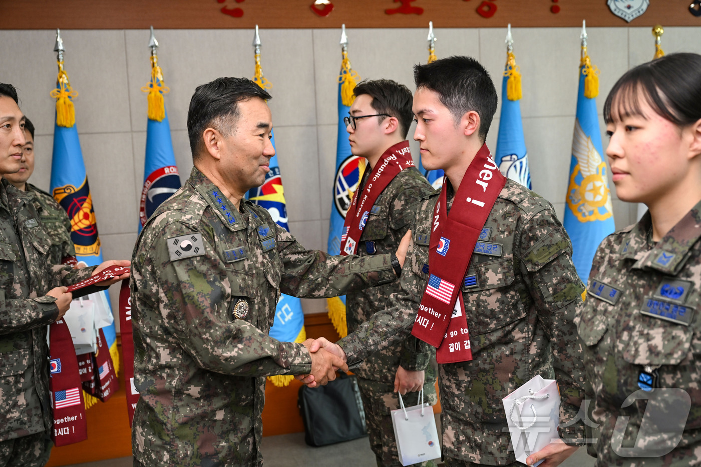 (서울=뉴스1) = 진영승 합참의장이 16일 육군 제2작전사령부를 방문해 장병들과 악수하며 격려하고 있다. (합동참모본부 제공. 재판매 및 DB 금지) 2026.3.16/뉴스1